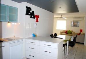 Suite, 2 kamar tidur, Bebas Asap Rokok | Dapur pribadi | Lemari es besar, microwave, dan mesin pencuci piring