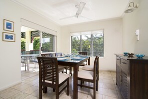 Apartment, 2 Bedrooms, Non Smoking, 2 Bathrooms | In-room dining