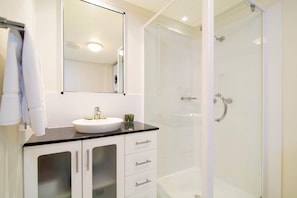 Standard Apartment, 2 Bedrooms, Non Smoking | Bathroom