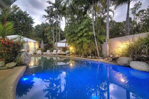 Kolam renang outdoor, dengan payung kolam renang dan kursi berjemur