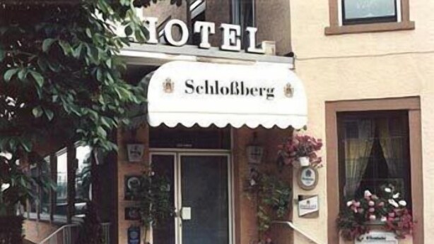 A hotel entrance with a sign reading "HOTEL" and "Schloßberg". - Schlossberg (Heppenheim)