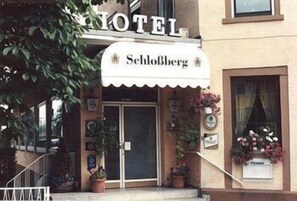 A hotel entrance with a sign reading "HOTEL" and "Schloßberg". - Schlossberg (Heppenheim)