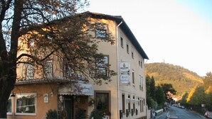 A two-story building with signs for 'VELTINS' and 'Hotel Schloßberg'. - Schlossberg (Heppenheim)