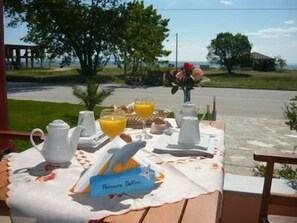 Daily continental breakfast (EUR 6 per person)