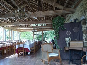 Outdoor dining - Casa Gasamans (Ames)