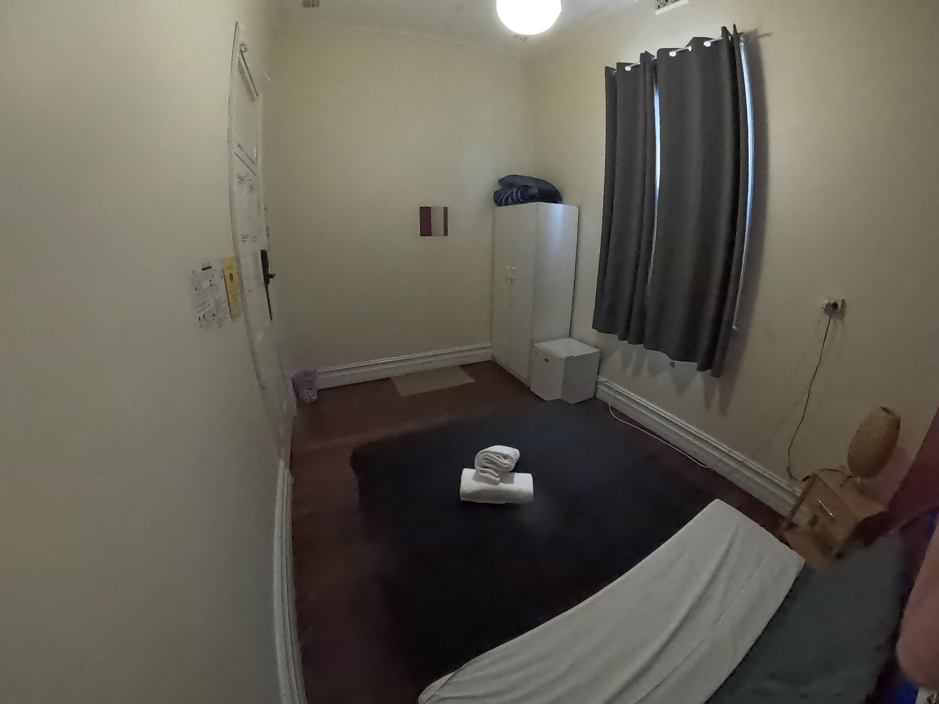 Cortinas blackout, wifi gratis, muebles diferentes y ropa de cama 
