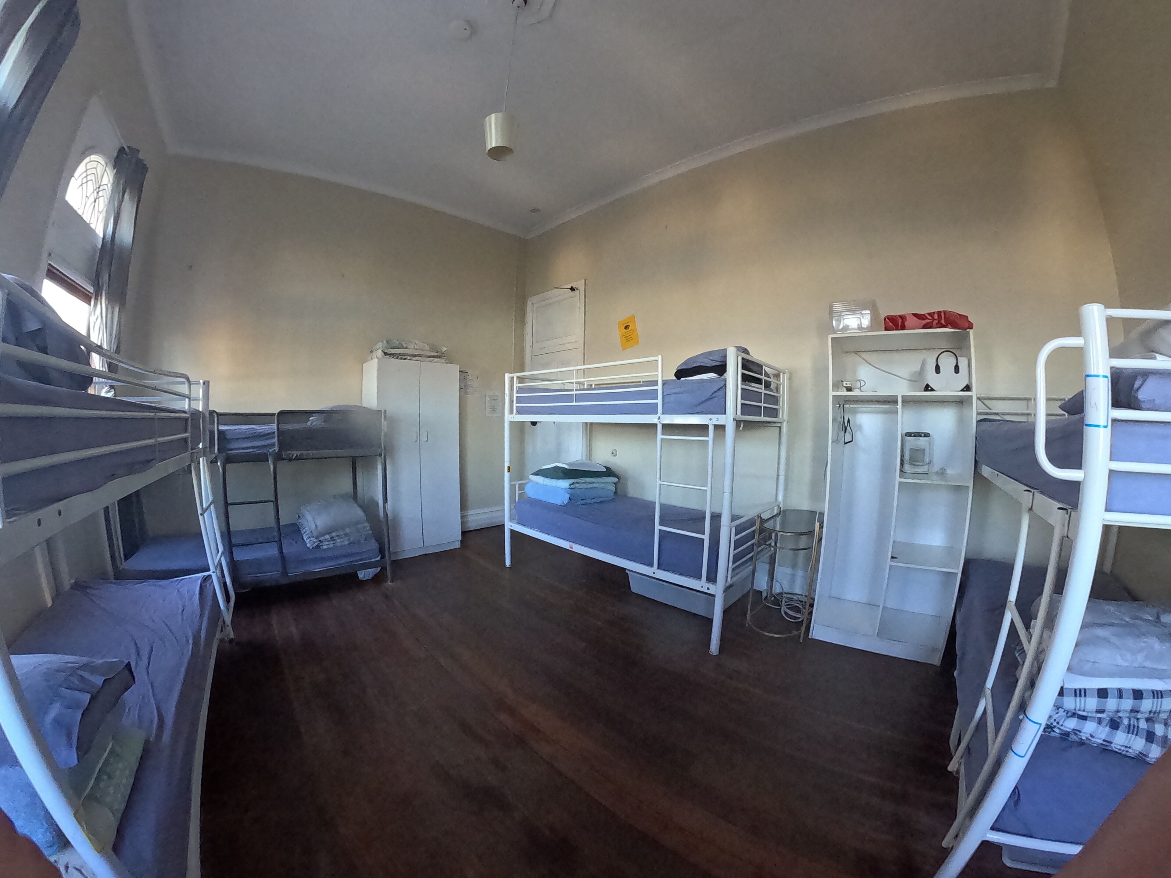 Dormitorio compartido estándar, solo para mujeres | Cortinas opacas, wifi gratis, mobiliario individual y ropa de cama