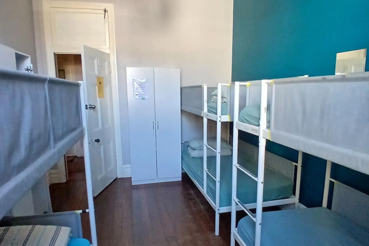 Dormitorio condiviso Basic, dormitorio misto | Con arredamento individuale, tende oscuranti, Wi-Fi gratuito, lenzuola