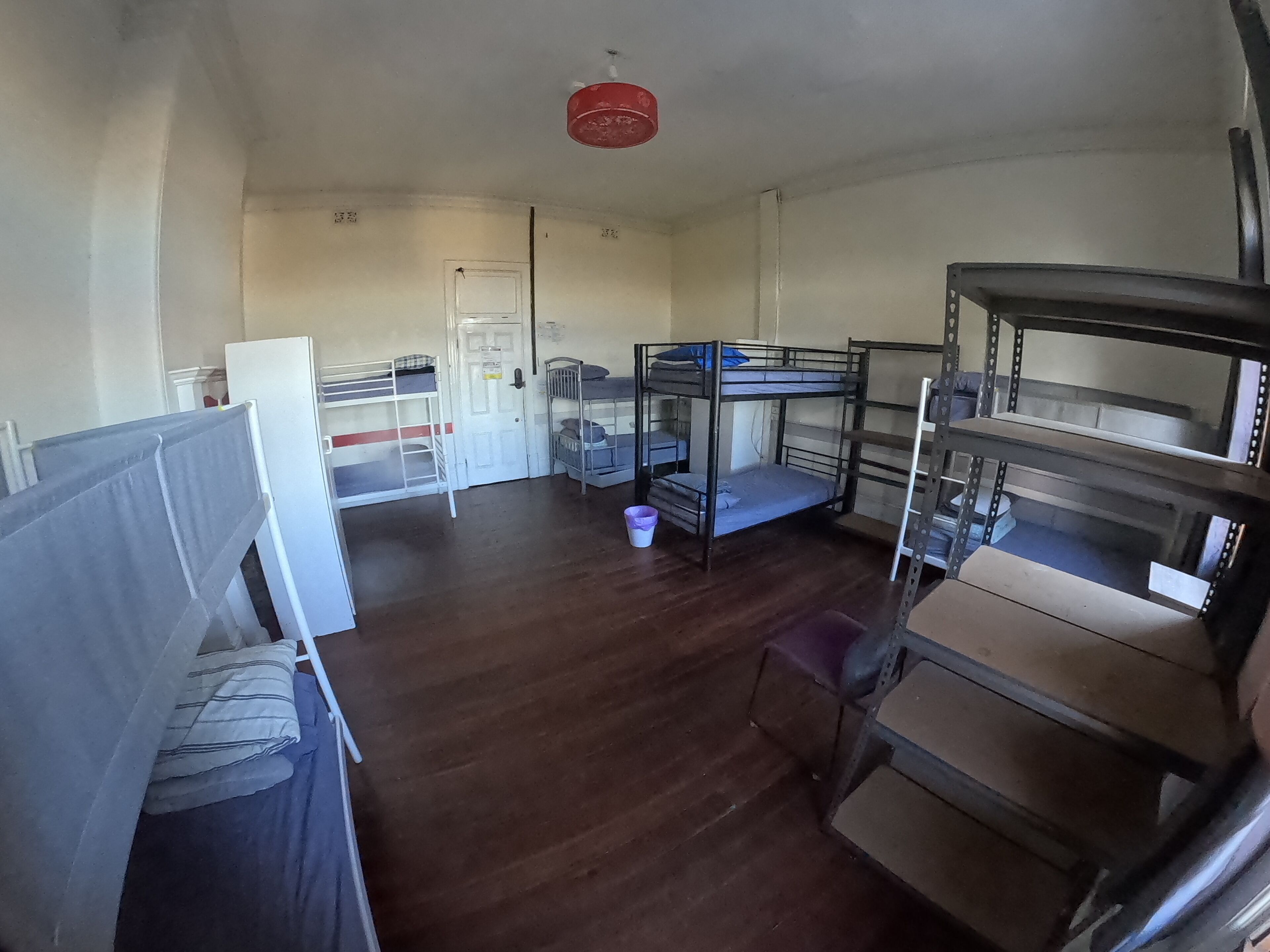 Cortinas blackout, wifi gratis, muebles diferentes y ropa de cama 