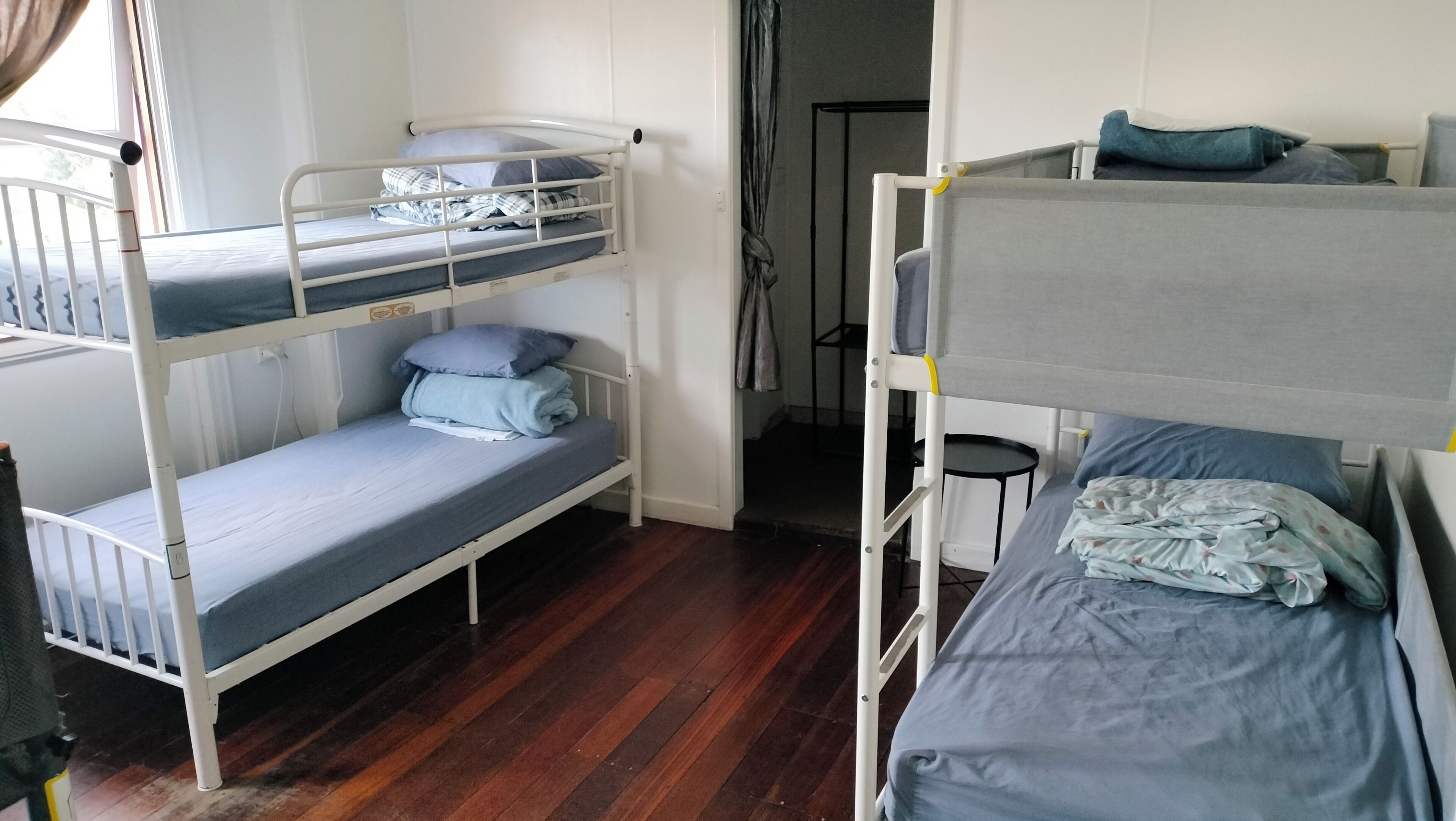 Cortinas blackout, wifi gratis, muebles diferentes y ropa de cama 