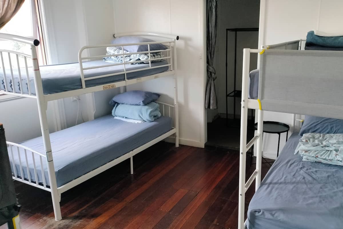 Cortinas blackout, wifi gratis, muebles diferentes y ropa de cama