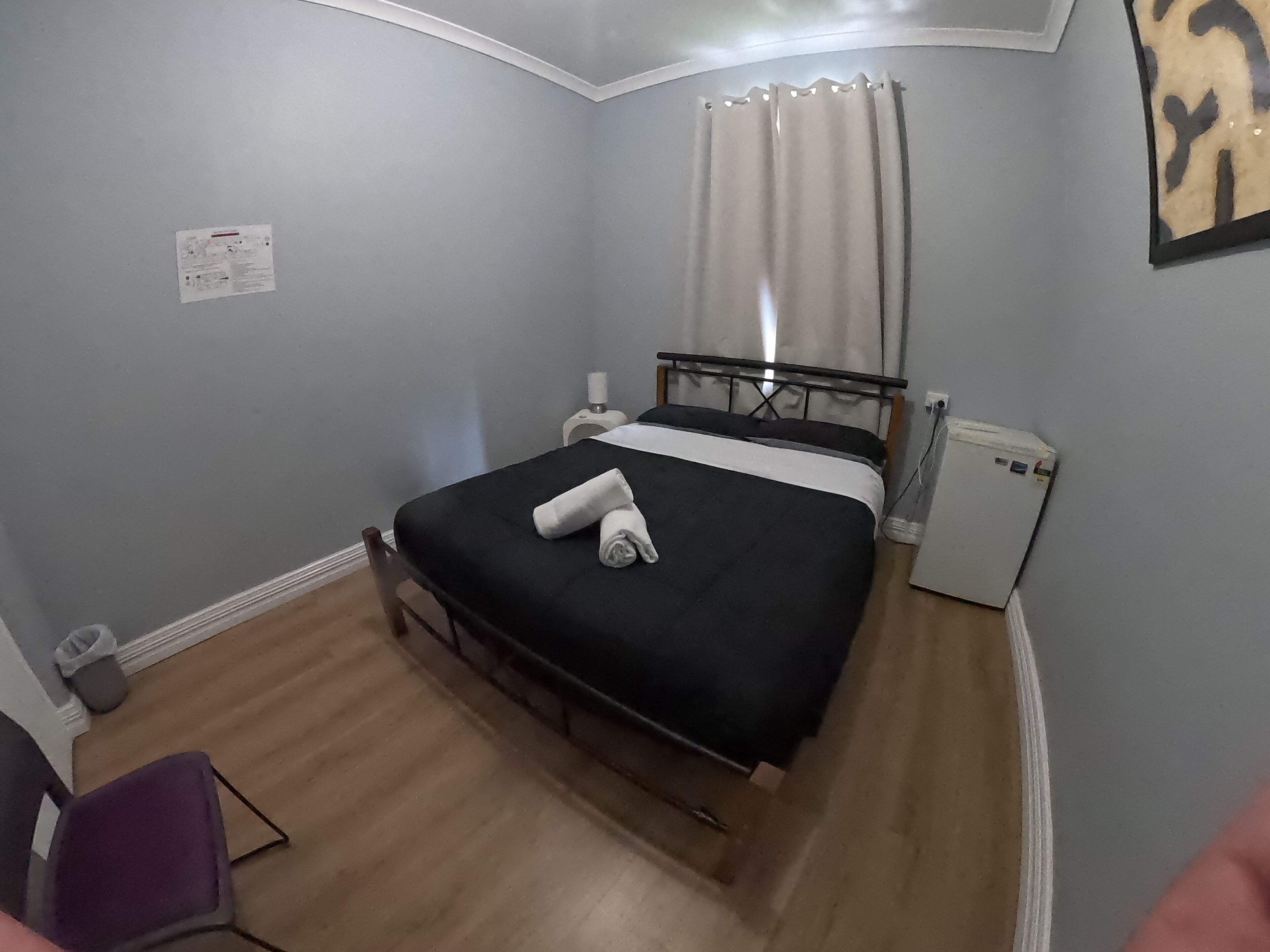 Cortinas opacas, wifi gratis, mobiliario individual y ropa de cama