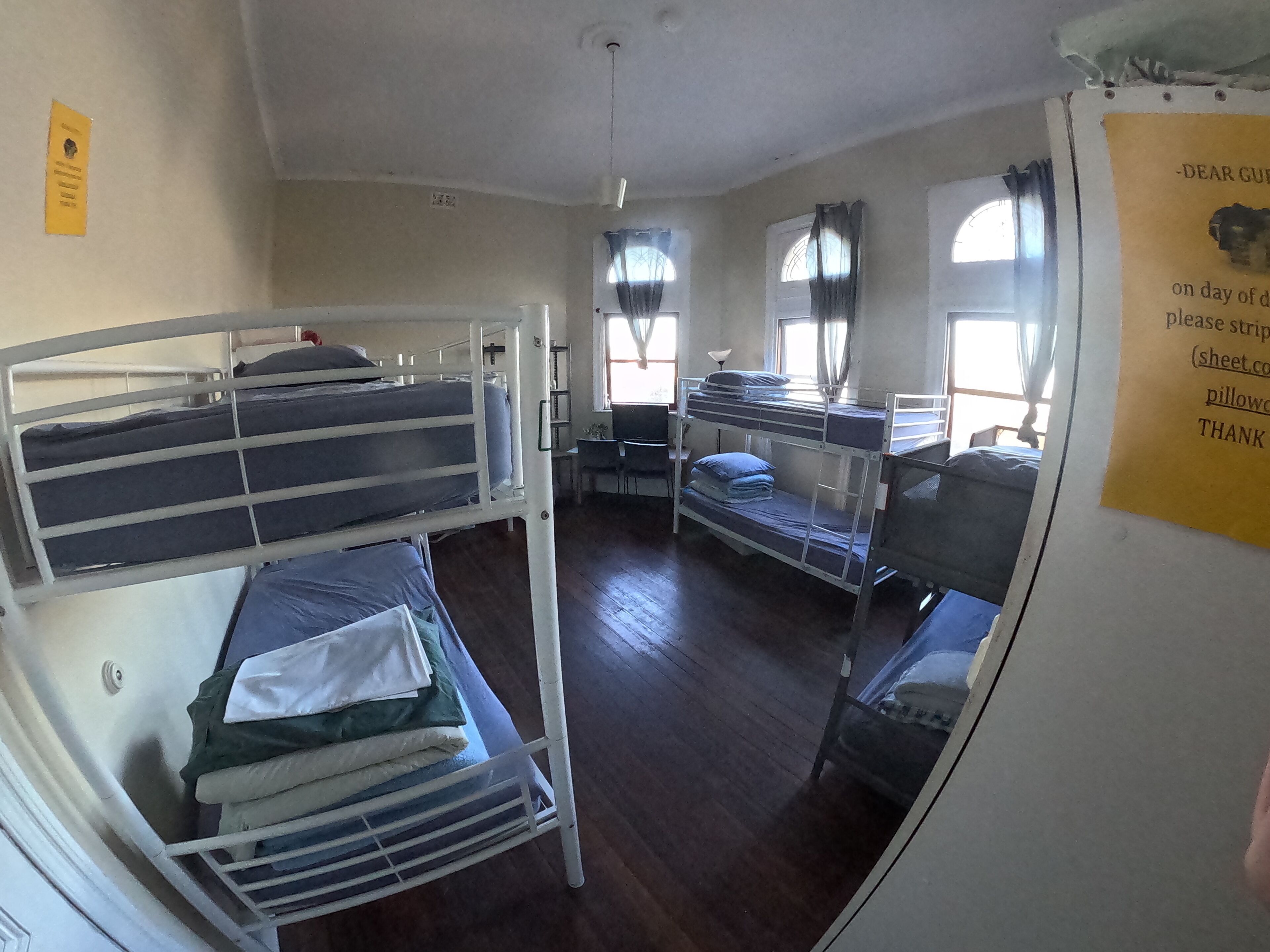 Cortinas blackout, wifi gratis, muebles diferentes y ropa de cama 