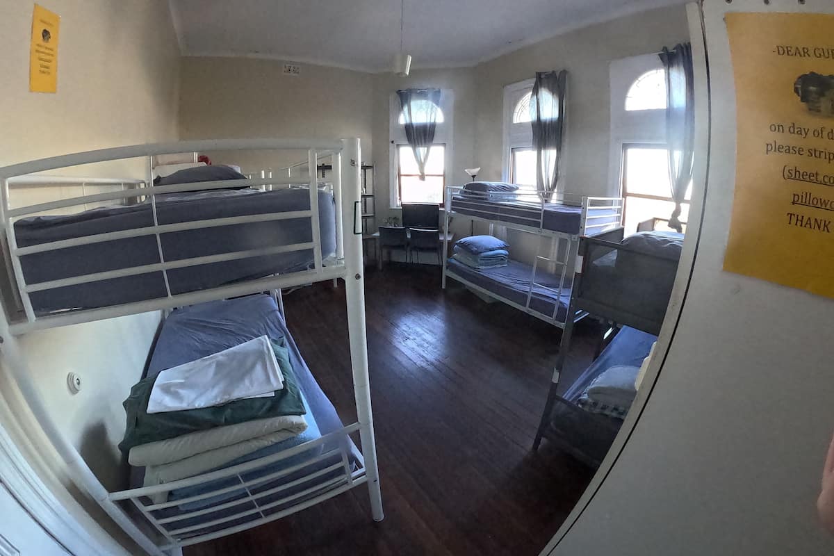 Cortinas blackout, wifi gratis, muebles diferentes y ropa de cama