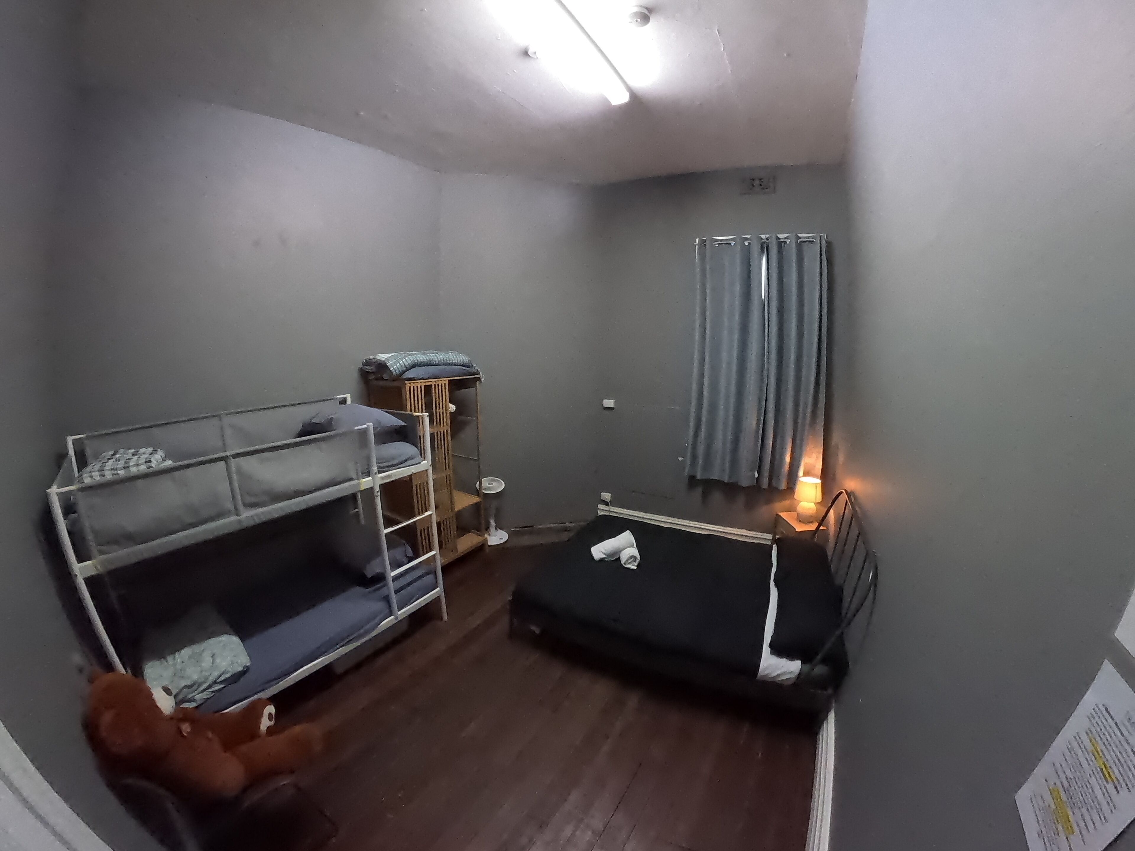 Cortinas blackout, wifi gratis, muebles diferentes y ropa de cama 