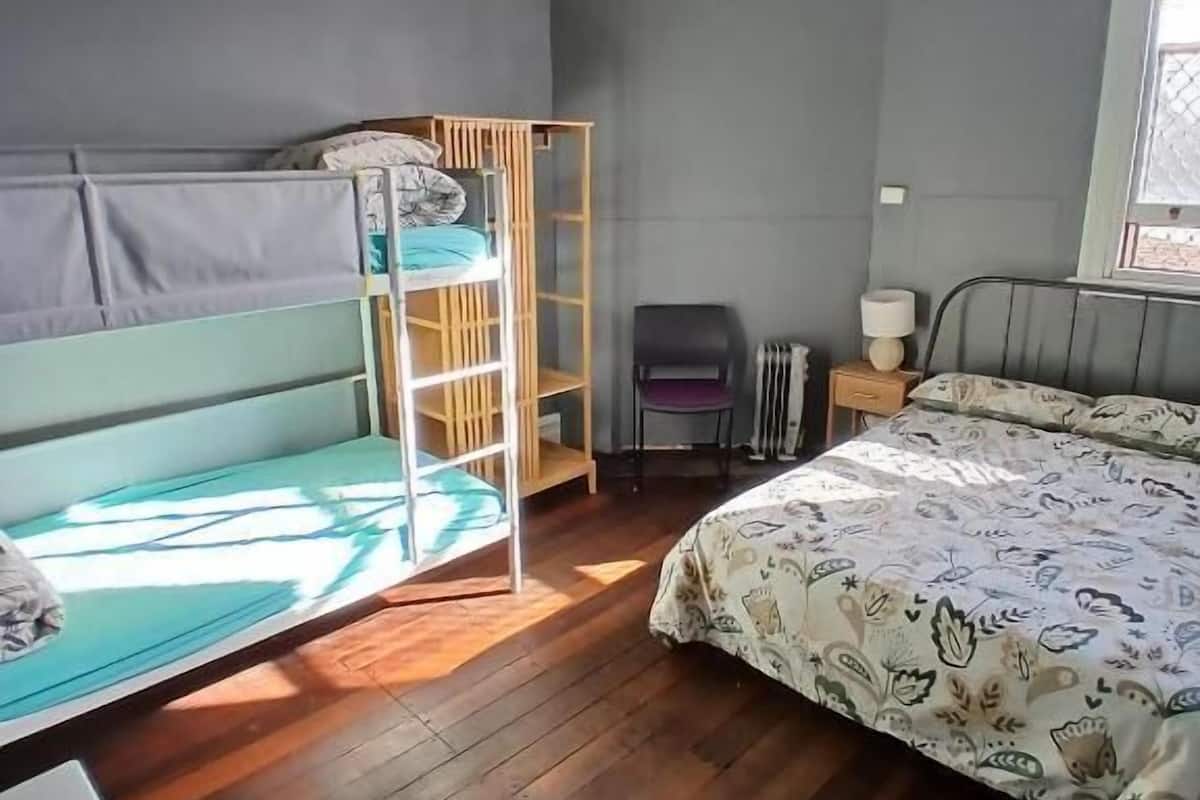 Quadrupla familiare | Con arredamento individuale, tende oscuranti, Wi-Fi gratuito, lenzuola