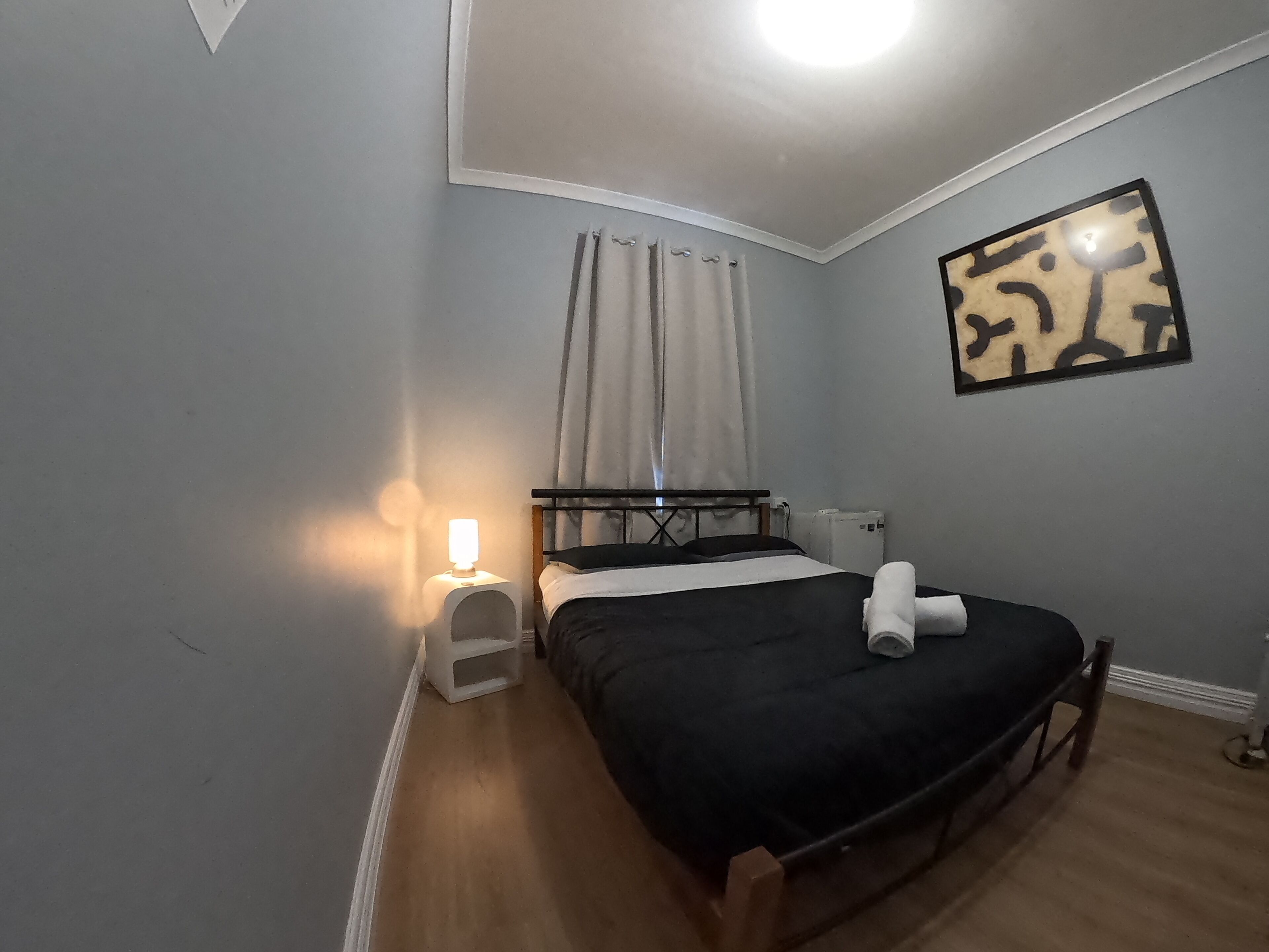 Cortinas blackout, wifi gratis, muebles diferentes y ropa de cama 