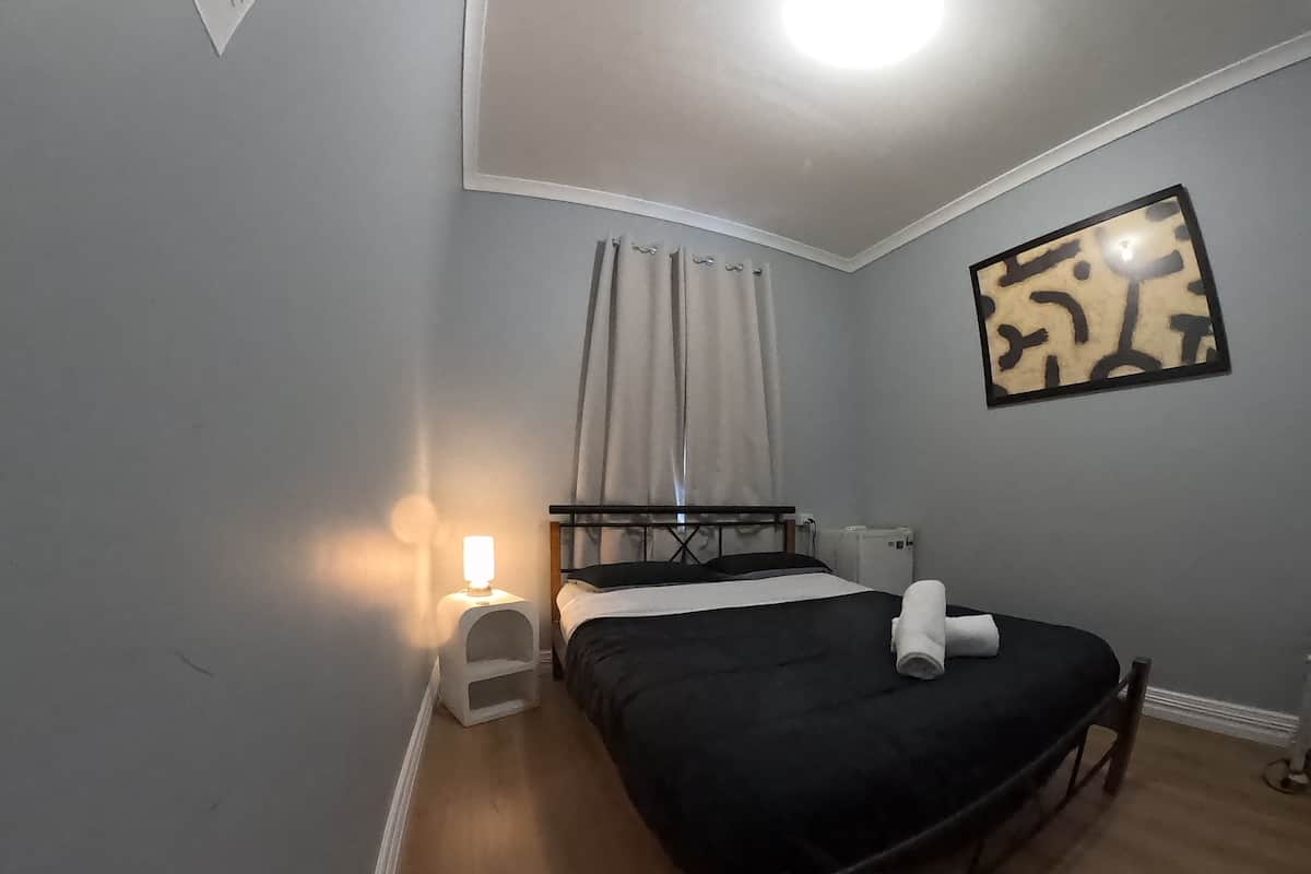 Cortinas blackout, wifi gratis, muebles diferentes y ropa de cama