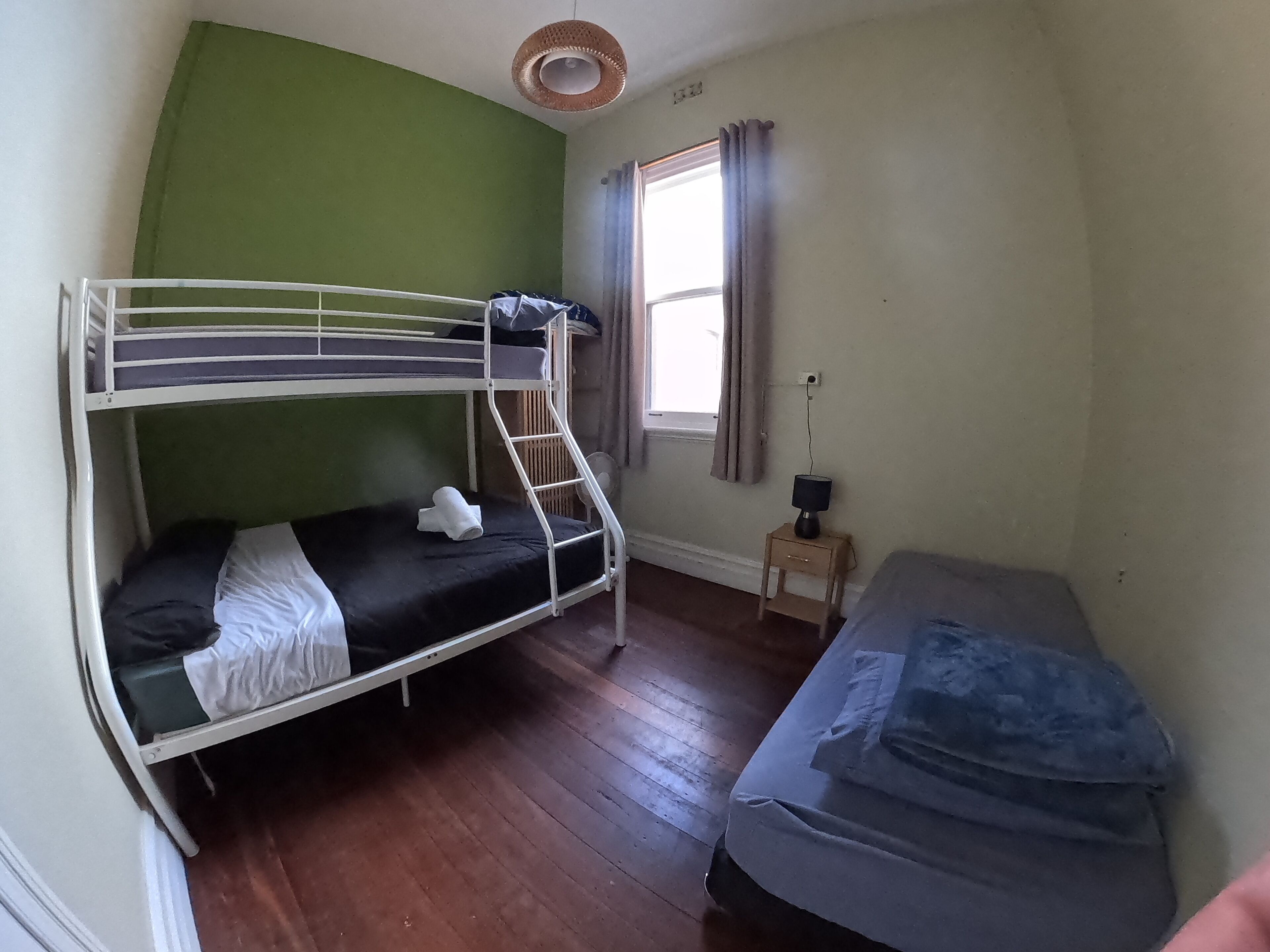 Cortinas blackout, wifi gratis, muebles diferentes y ropa de cama 