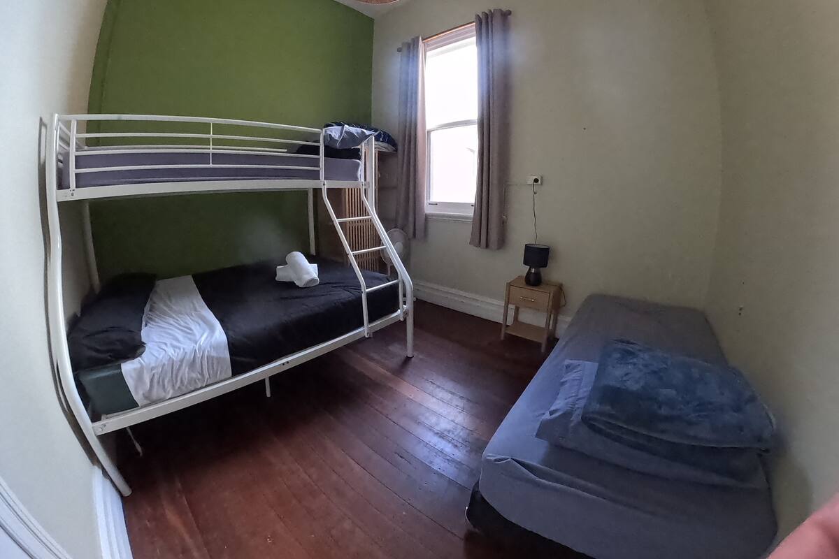 Comfort Triple Room | Blackout drapes, WiFi (free), individually furnished, bed sheets