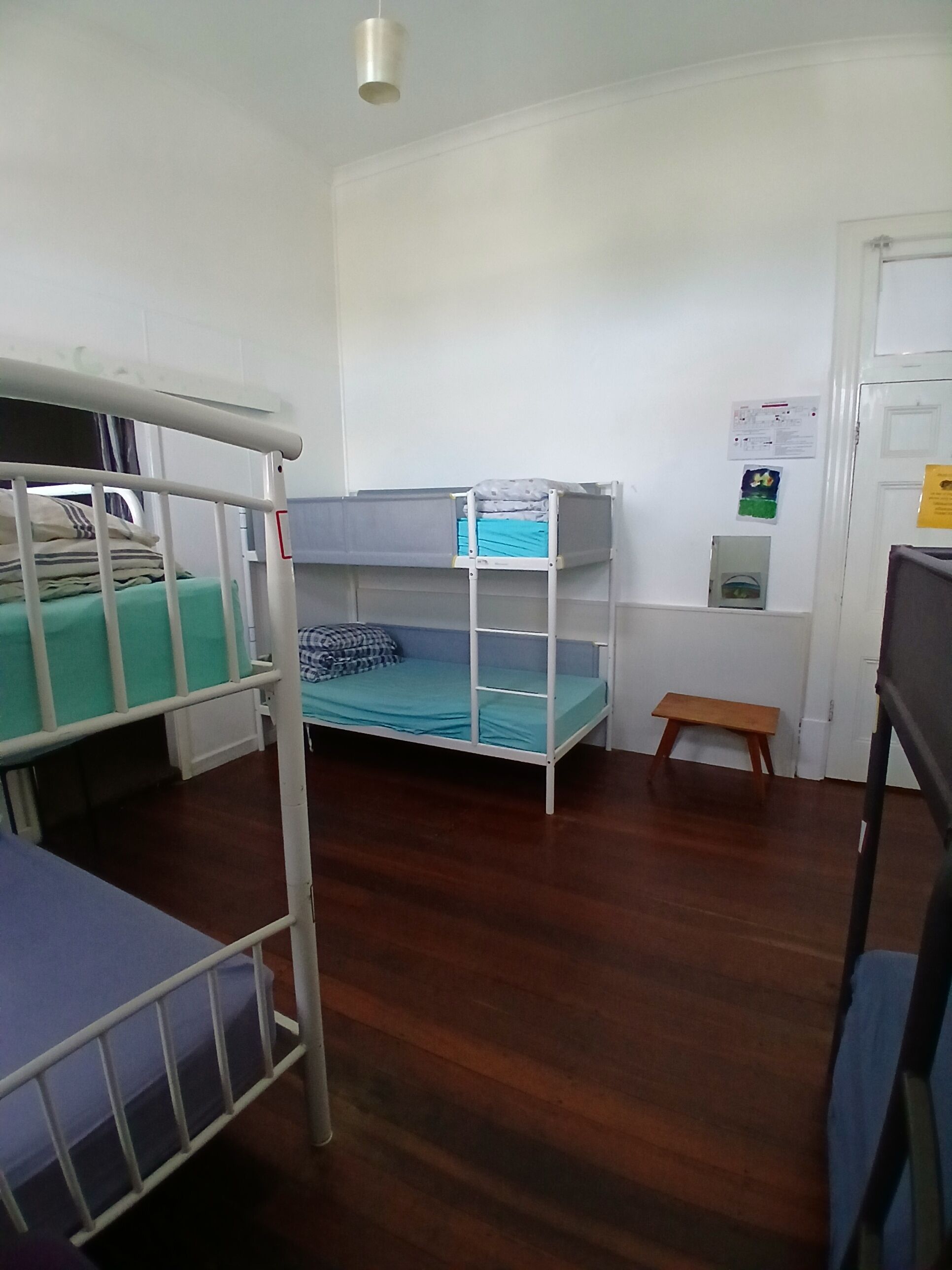 Dormitorio compartido estándar, solo para mujeres | Cortinas blackout, wifi gratis, muebles diferentes y ropa de cama 