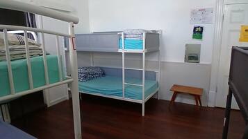 Dormitorio compartido estándar, solo para mujeres | Cortinas blackout, wifi gratis, muebles diferentes y ropa de cama
