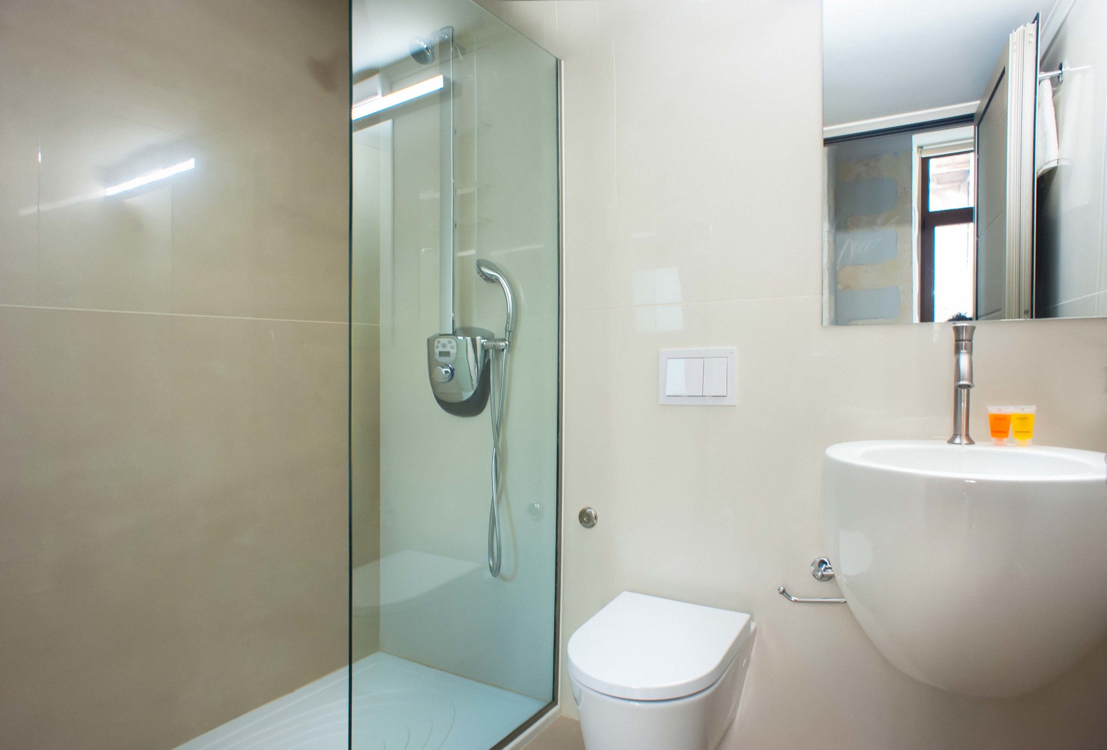 standard triple room | bathroom | free toiletries, hair dryer, towels