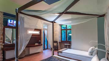 Minibar, in-room safe, individually decorated, individually furnished