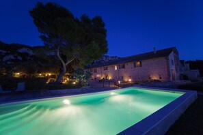 Kolam renang terbuka bermusim, payung kolam, kerusi lepak pantai