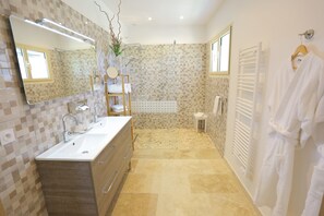 Suite (Le Figuier) | Bilik Mandi | Kelengkapan dandanan diri percuma, pengering rambut, jubah mandi