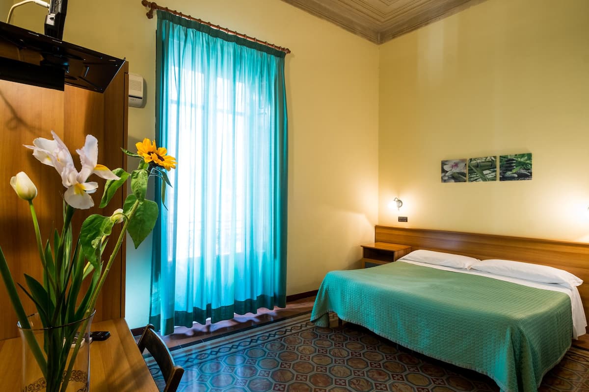 Habitación doble | Ropa de cama de alta calidad, escritorio y insonorización
