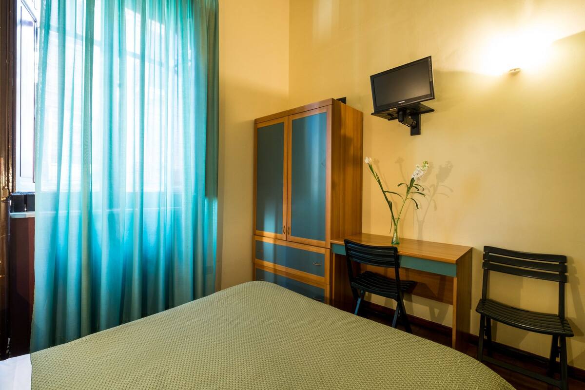 Ropa de cama de alta calidad, escritorio y sistema de insonorización 