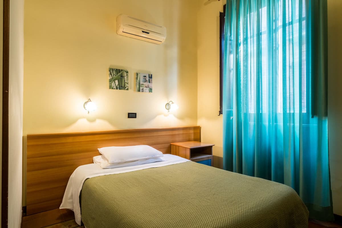 Habitación individual | Ropa de cama de alta calidad, escritorio y insonorización
