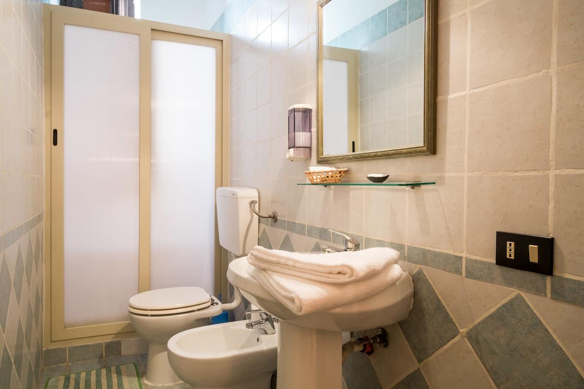 Ducha, artículos de tocador gratuitos, secador de pelo, toallas