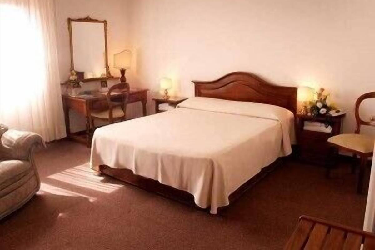 Minibar, in-room safe, desk, WiFi (free)