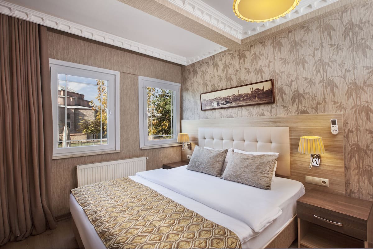 Habitación estándar doble, 1 cama de matrimonio | 1 dormitorio, ropa de cama de alta calidad, minibar y caja fuerte