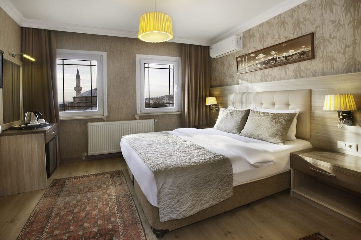 Habitación estándar doble, 1 habitación, no fumadores, vistas parciales al mar | 1 dormitorio, ropa de cama de alta calidad, minibar y caja fuerte