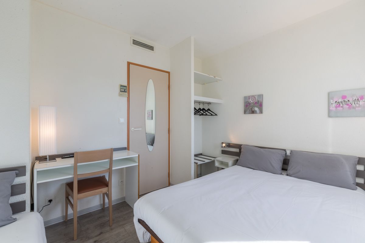 triple room | desk, blackout curtains, soundproofing, free wifi