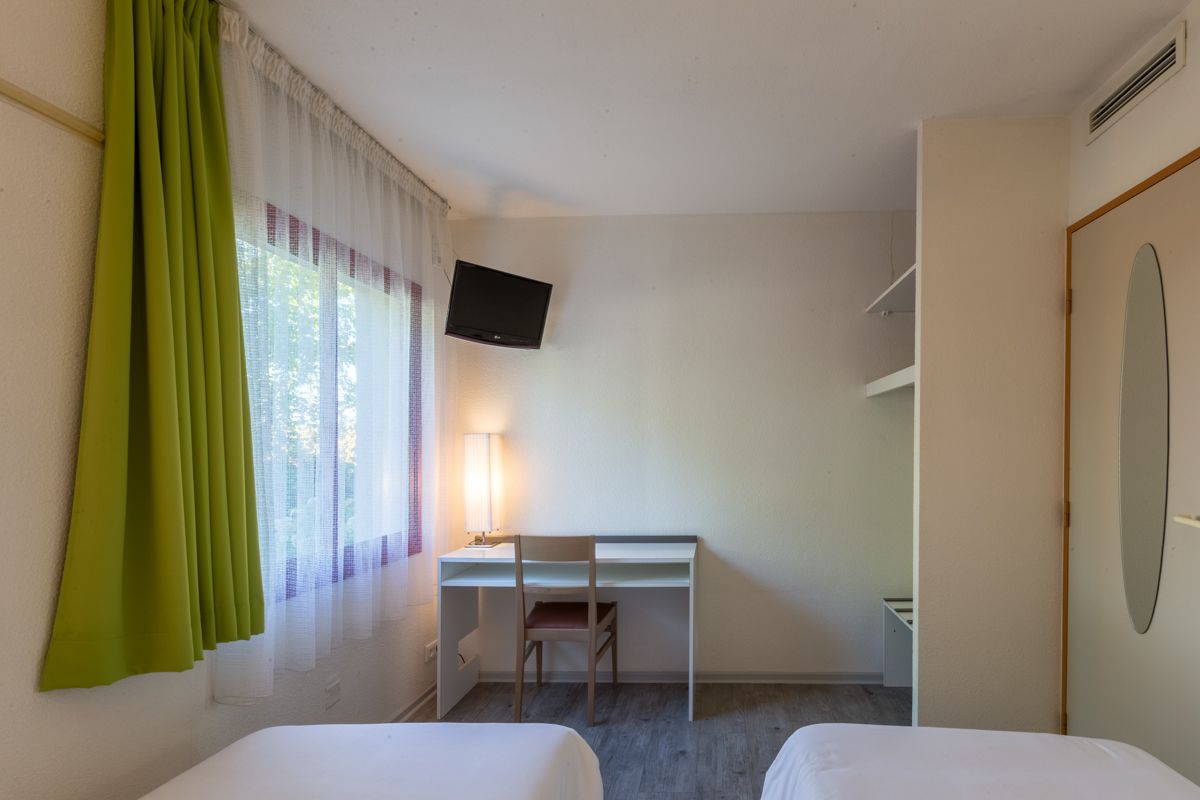 standard twin room | desk, blackout curtains, soundproofing, free wifi