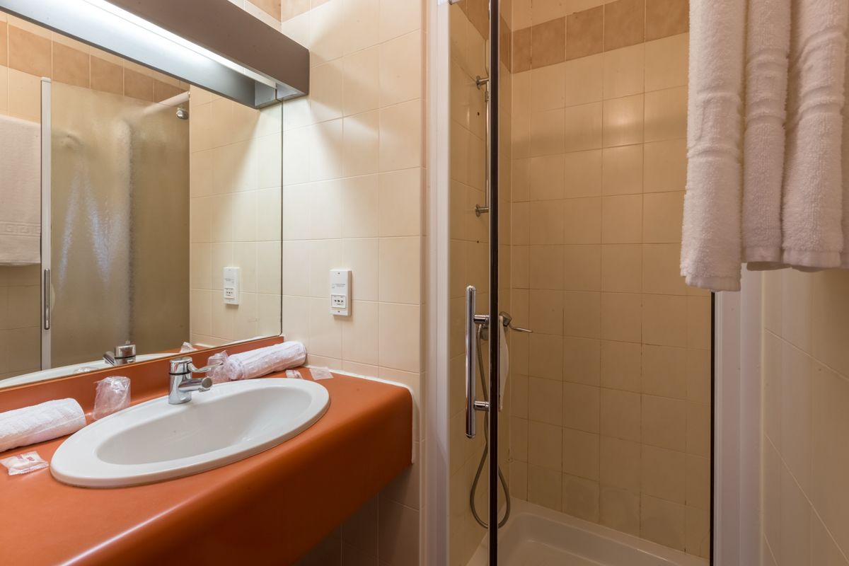 standard twin room | bathroom | rainfall showerhead, free toiletries, hair dryer, towels