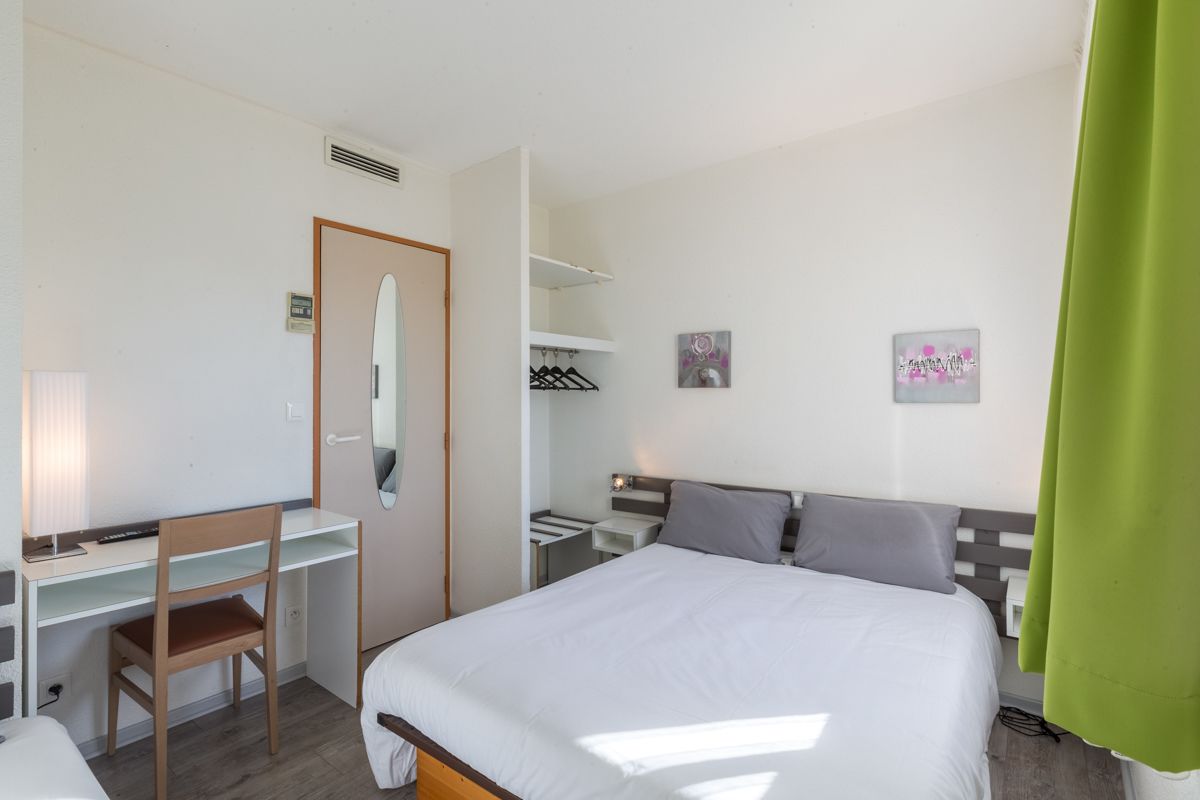 triple room | desk, blackout curtains, soundproofing, free wifi