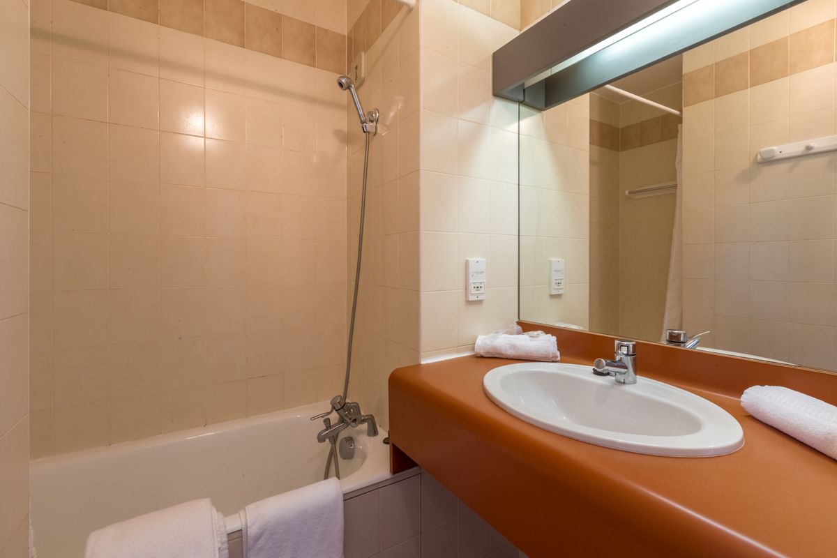 rainfall showerhead, free toiletries, hair dryer, towels