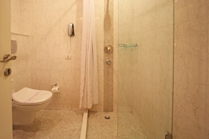 Deluxe Room | Bathroom