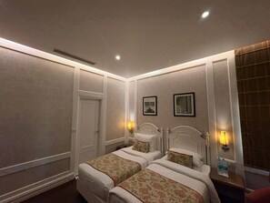 Superior Room | Premium bedding, minibar, in-room safe, desk - Hotel Bright (New Delhi)