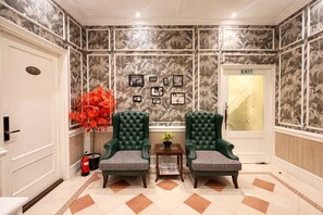 Lobby sitting area - Hotel Bright (New Delhi)