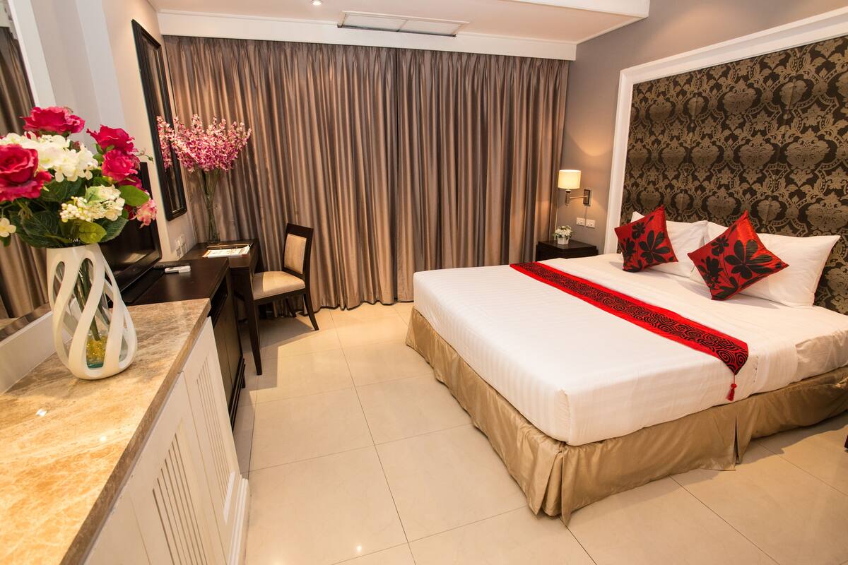 Standard Double Room | Peti besi dalam bilik, meja, langsir/tirai gelap terus 
