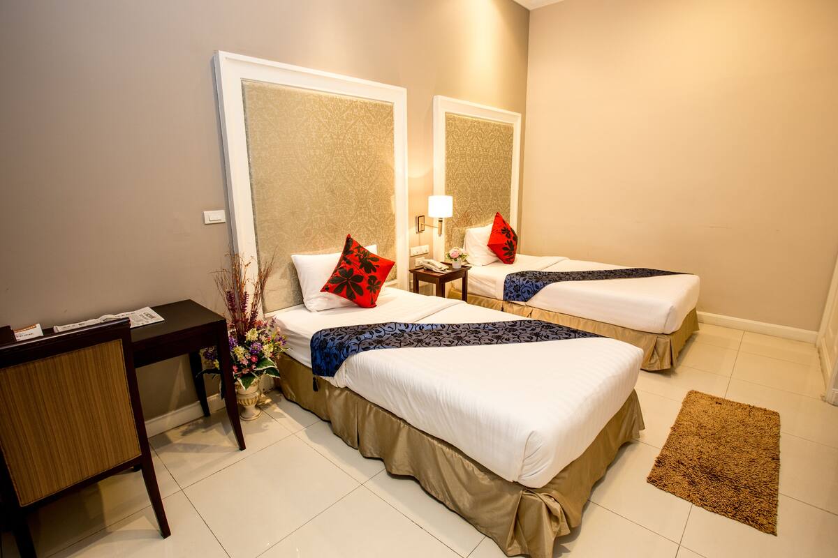 Deluxe Twin Room | Peti besi dalam bilik, meja, langsir/tirai gelap terus 
