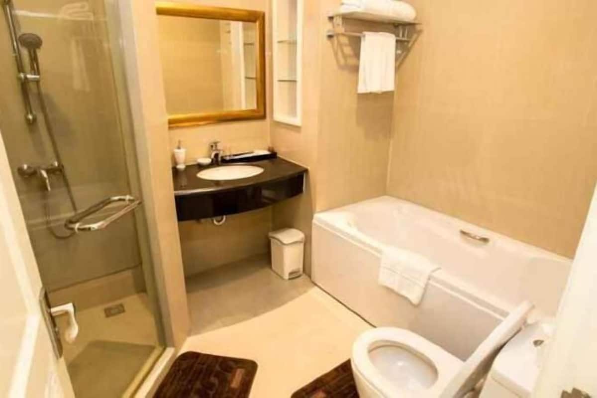 Separate bathtub and shower, deep-soaking bathtub, free toiletries
