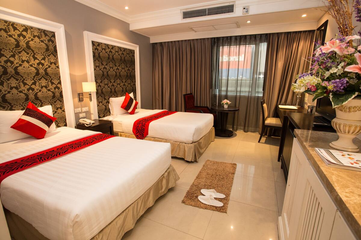 Standard Twin Room | Peti besi dalam bilik, meja, langsir/tirai gelap terus 