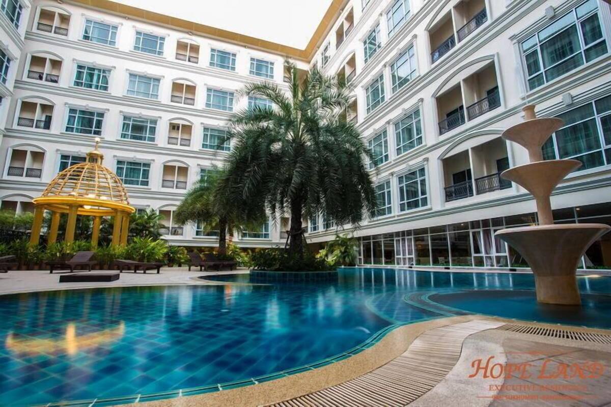 Executive Room, 1 Katil Raja (King), Pool View | Peti besi dalam bilik, meja, langsir/tirai gelap terus 